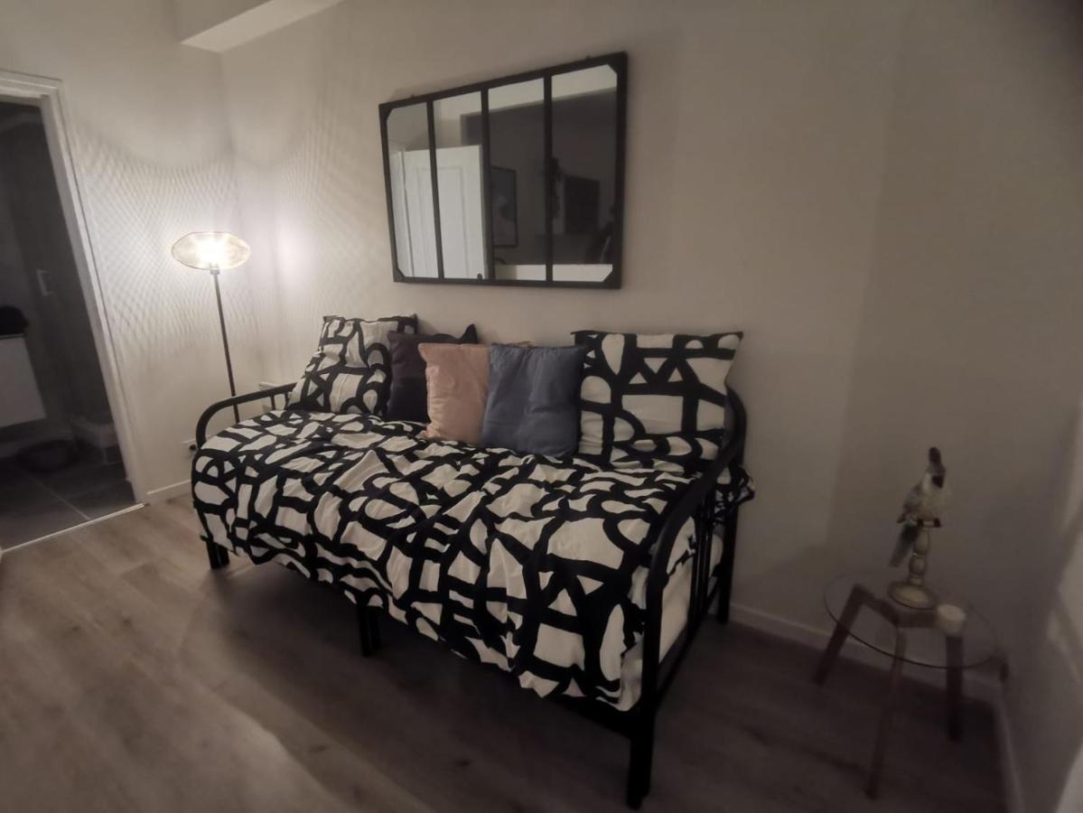 Studio Cosy Et Renove A 2 Pas Gare Reims Centre - Rue Apartment ภายนอก รูปภาพ
